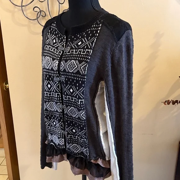 Gimmicks by BKE Black and White Patterned Cardigan with Black Lace Accents - Picture 5 of 14